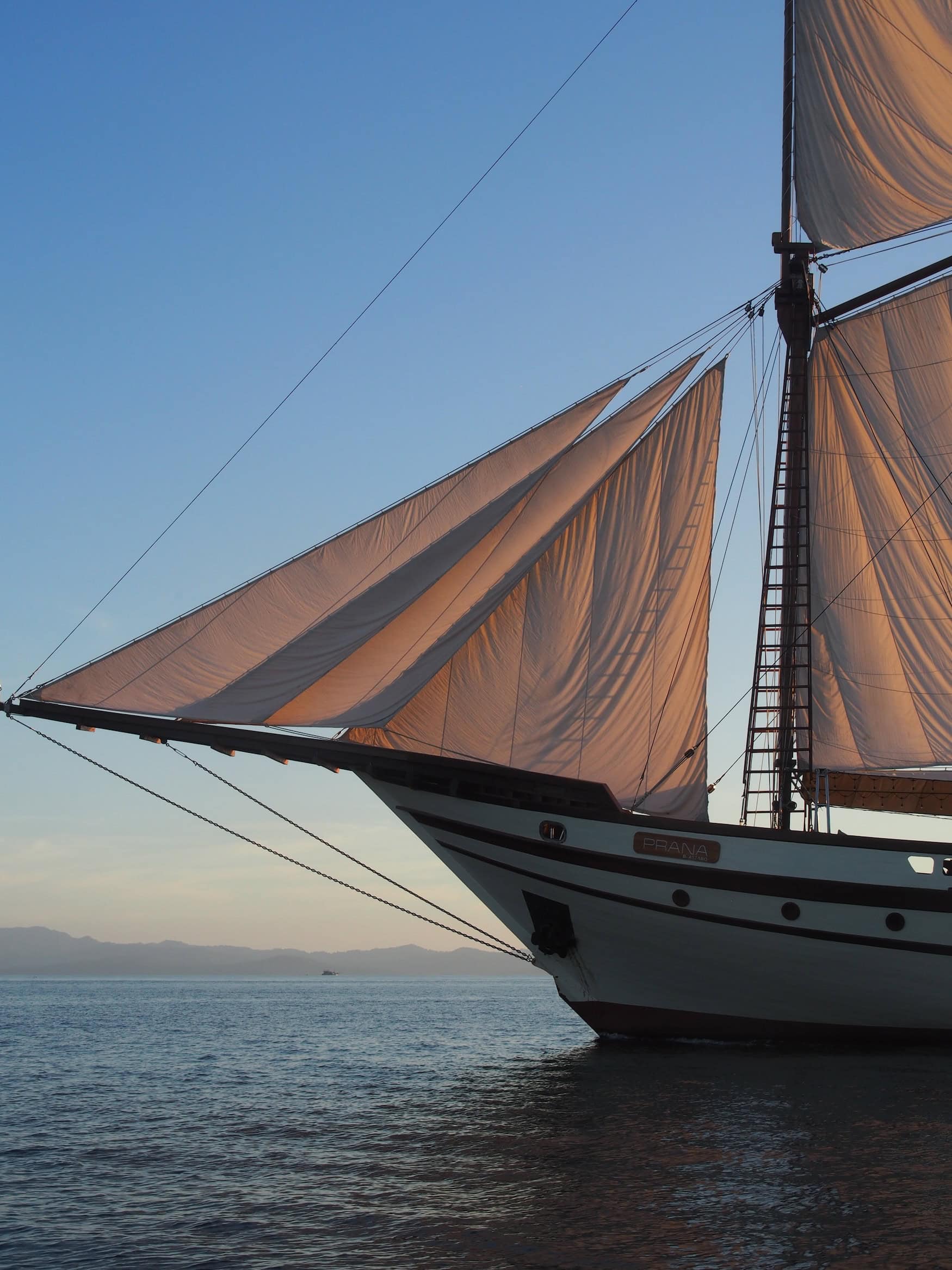 die Segelyacht Prana by Atzaró im Sonnenuntergang