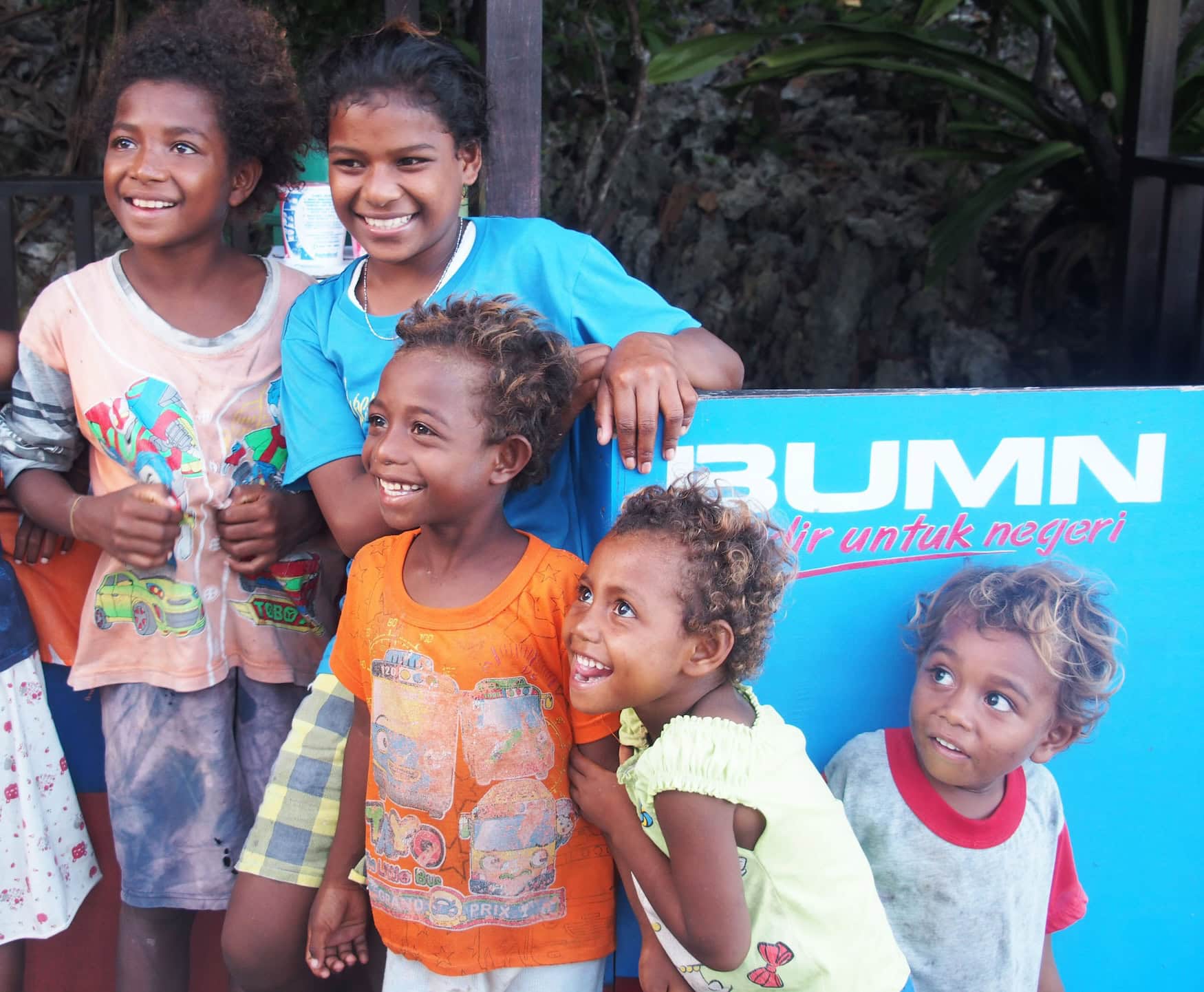 Kinder in einem Dorf in West-Papua