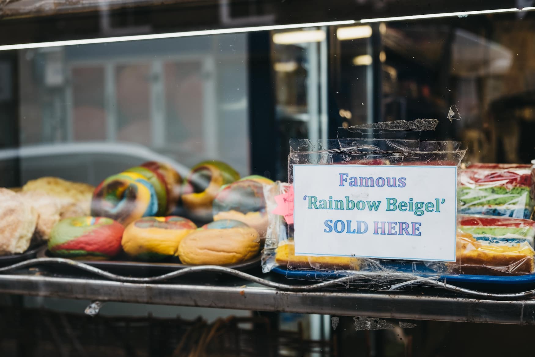 Rainbow Bagel liegen in Schaufenster im Beigel Shop auf der Brick Lane in Shoreditch