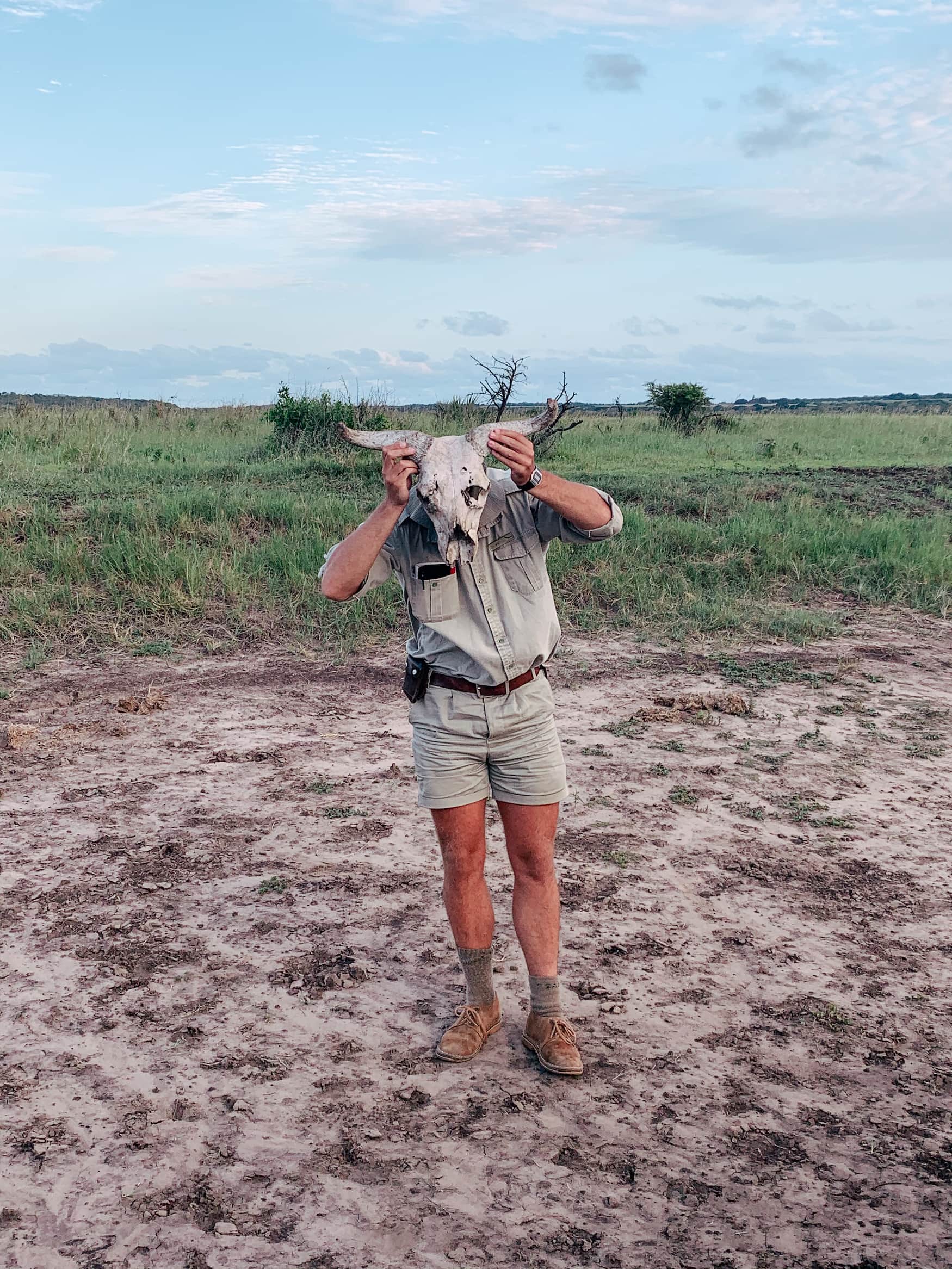 Ranger spielt mit Totenkopf während einer Safari im Phinda Private Game Reserve