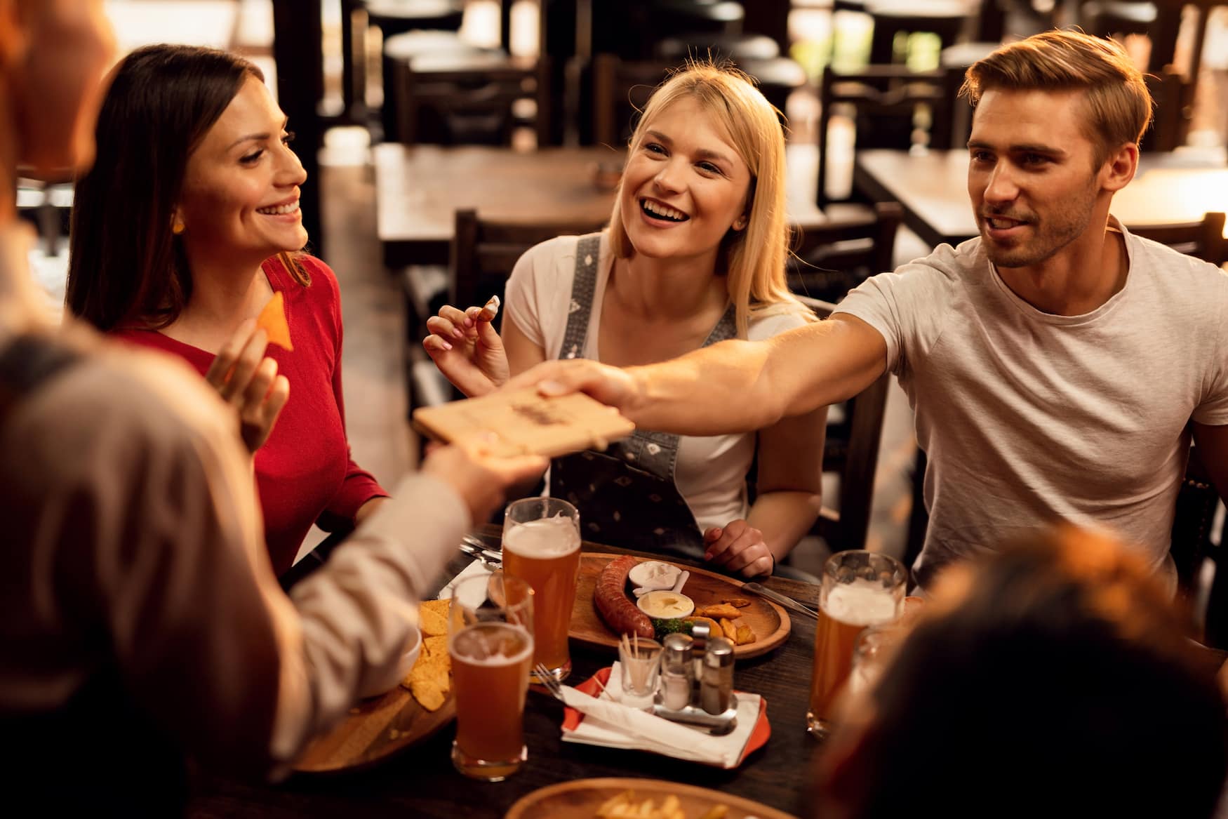 Freunde bezahlen in Restaurant in Frankreich
