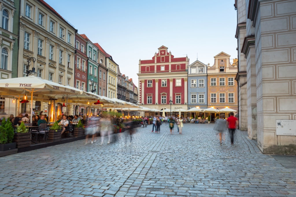 Cafés und Restaurants am Hauptplatz in Poznań, Polen