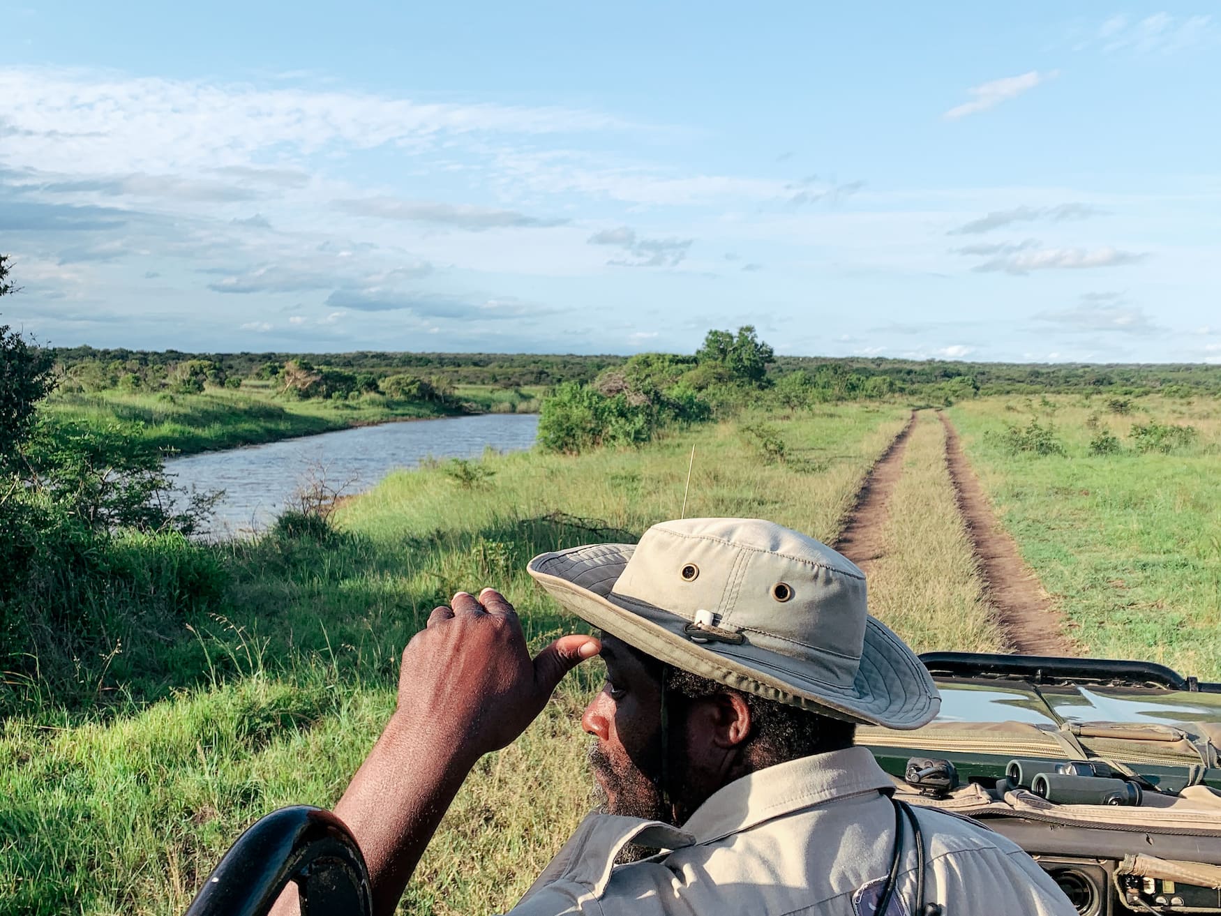 Ranger hält Ausschau nach den Big Five auf Safari in Südafrika