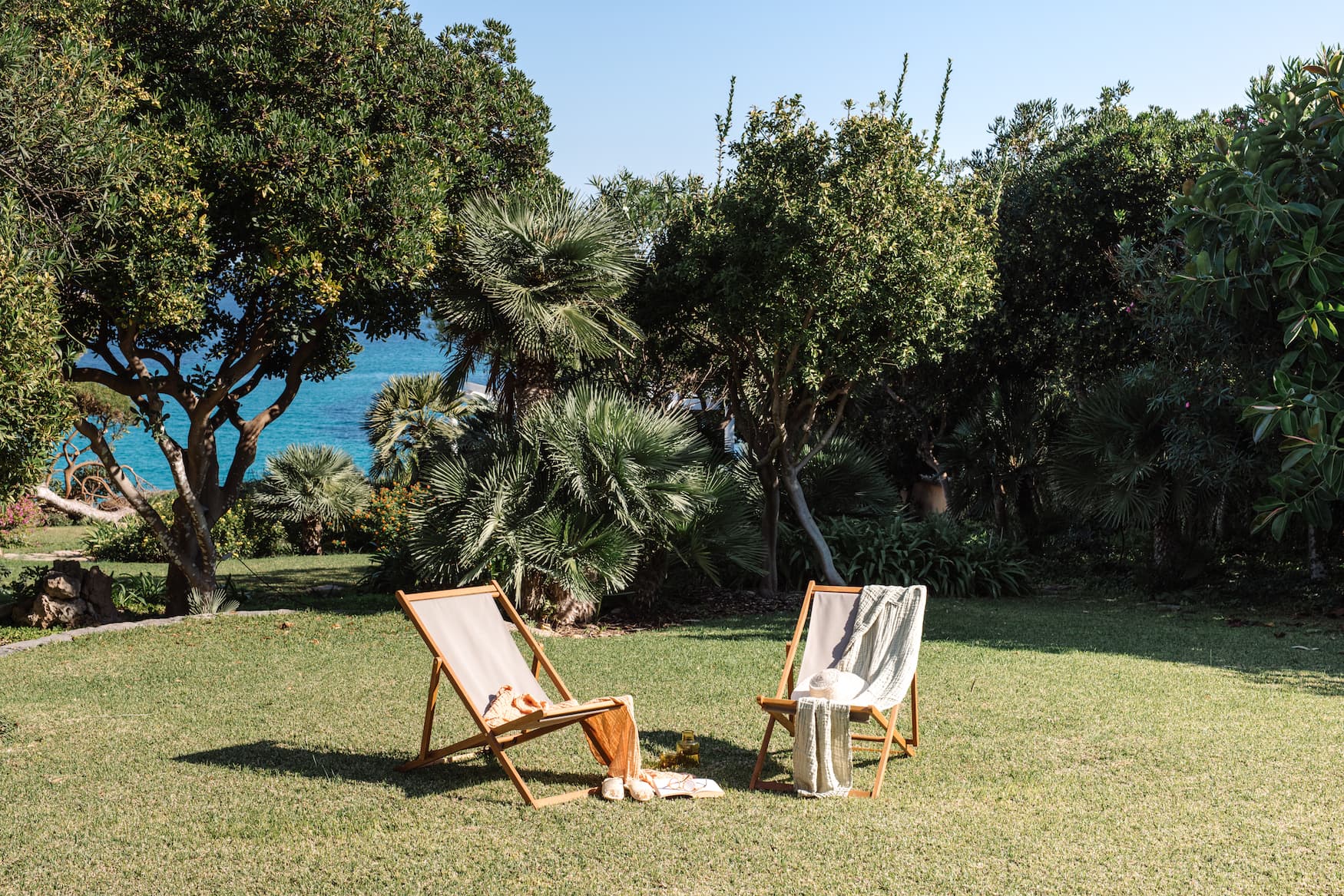 Liegestühle in mallorquinischen Garten