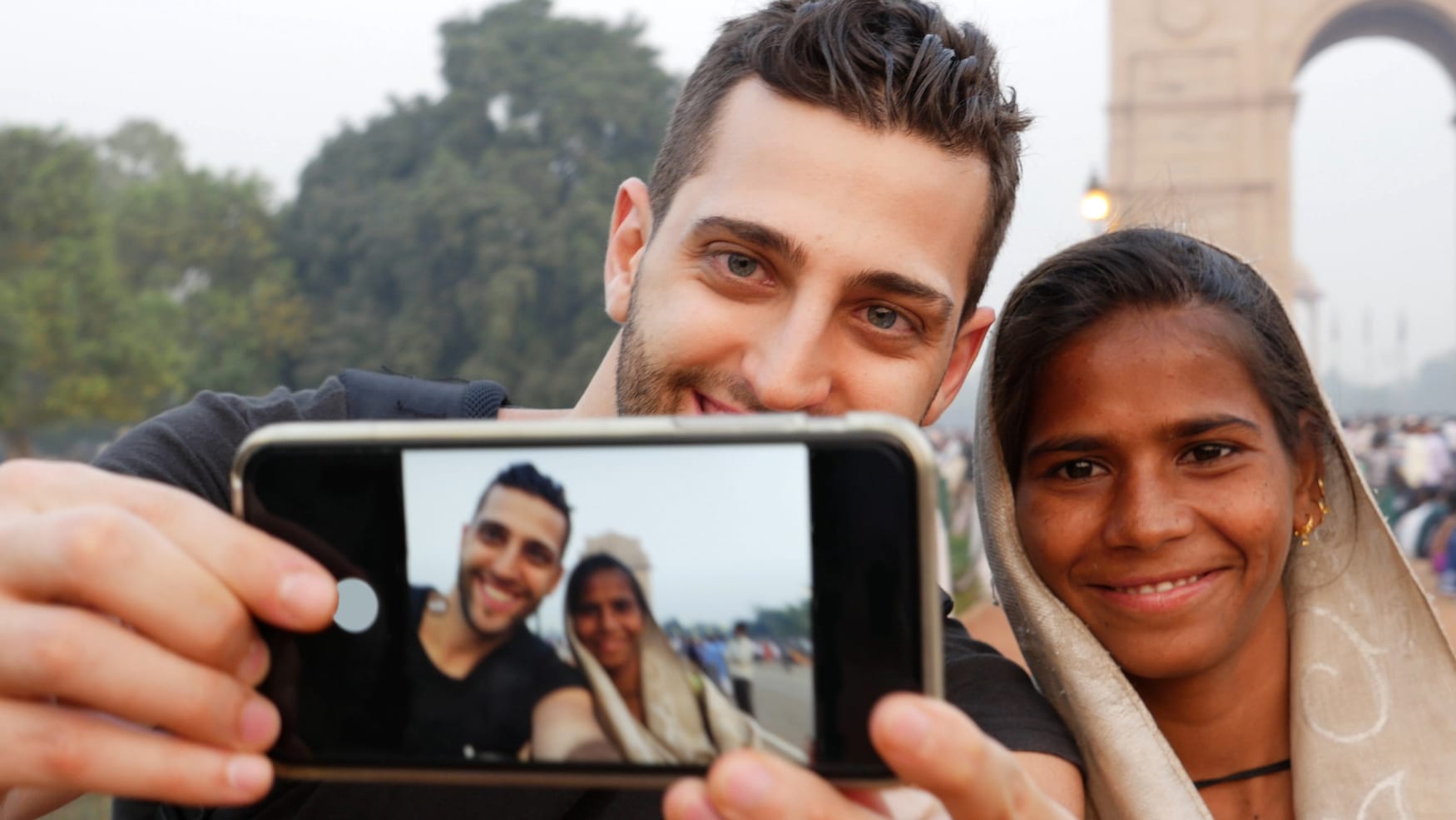 Alleine reisen und mit Locals in Kontakt kommen. So wie dieser Mann, der ein Selfie mit einer Inderin macht