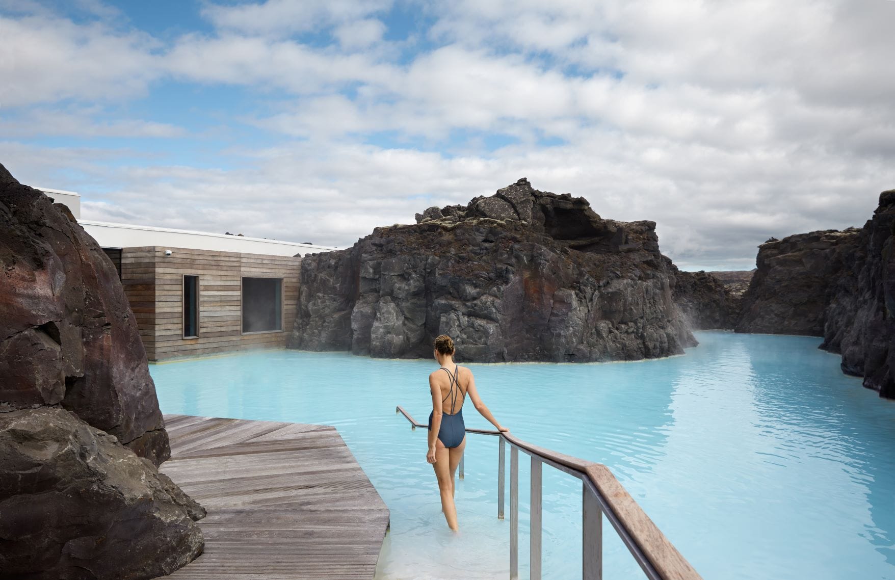 Frau betritt eine Spa-Lagune in Island