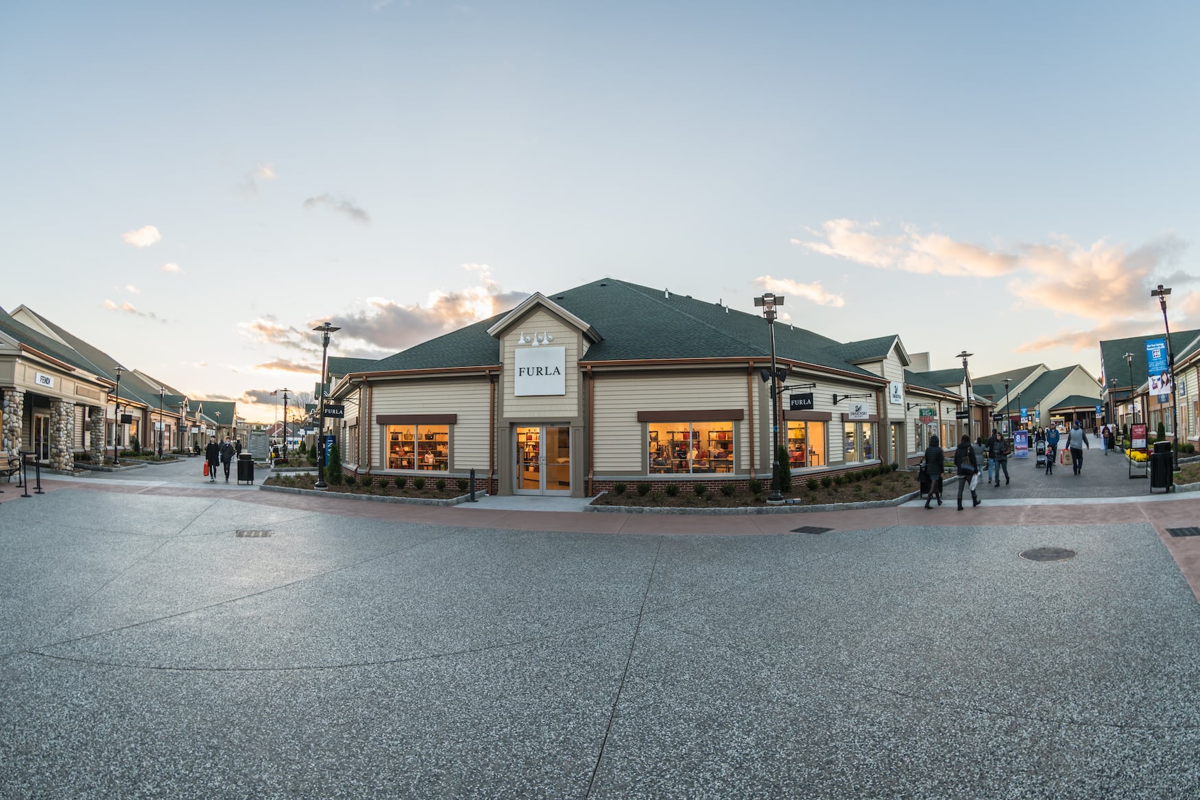 Woodbury Common Premium Outlet: Luxusmarken-Stores wie Fula, Prada etc