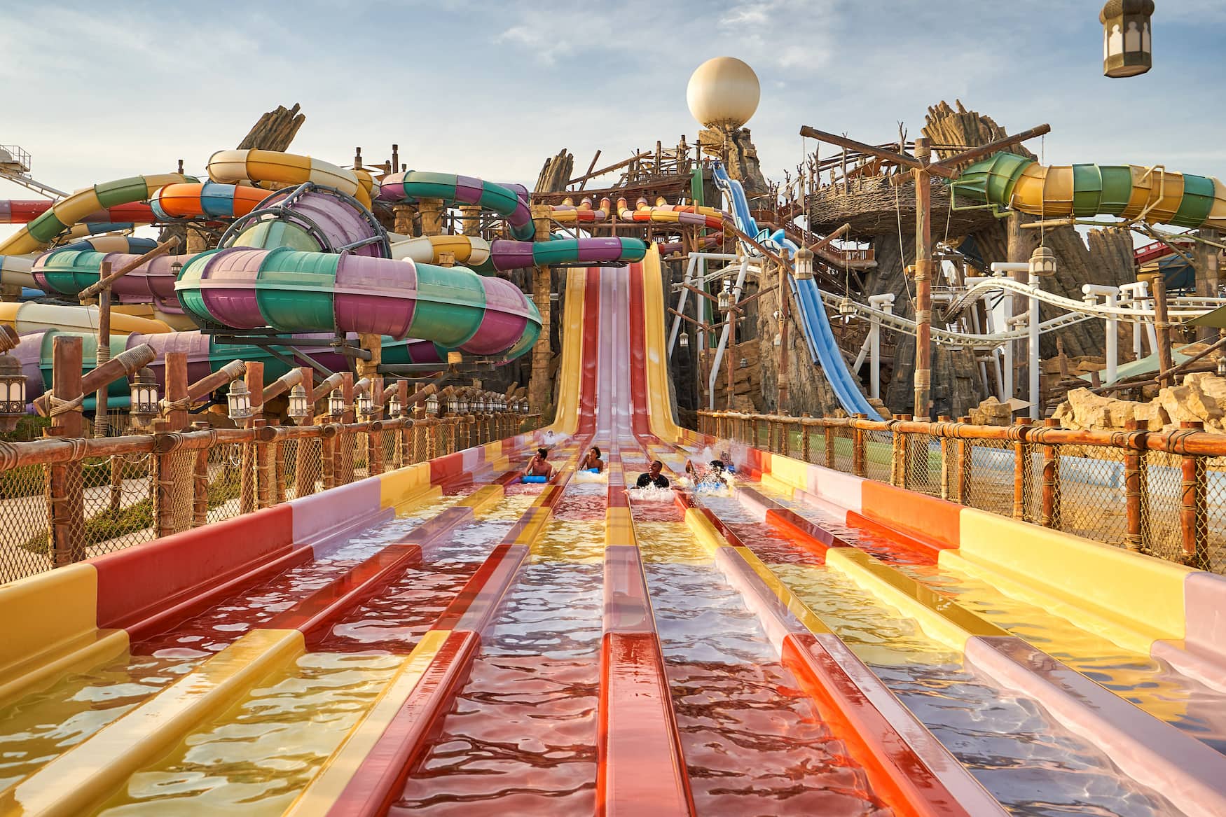 Wasserrutschen in der Yas Waterworld in Abu Dhabi