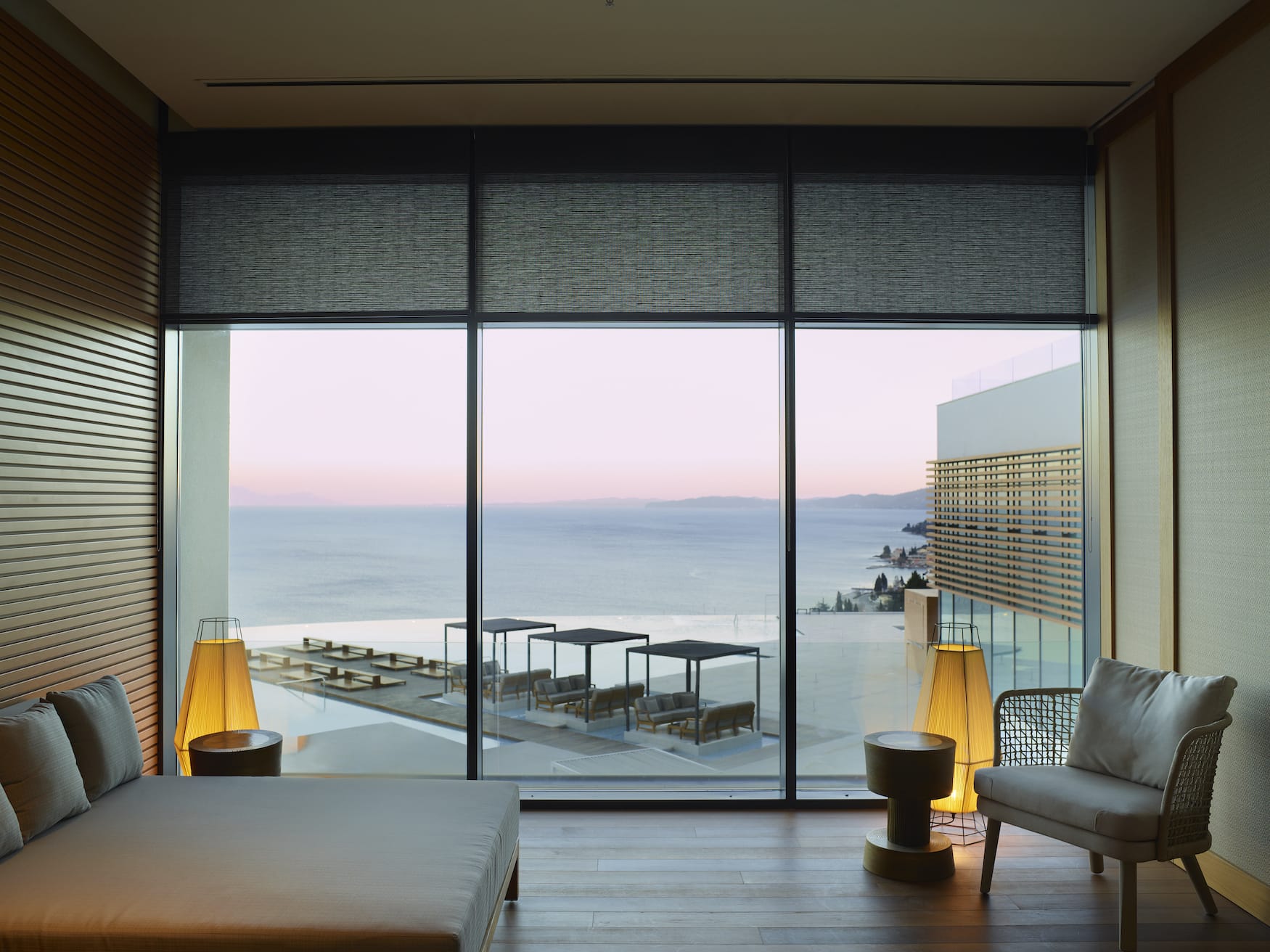 Luxuriöses Hotelzimmer des Angsana Corfu Resort & Spa mit Blick auf den Sonnenuntergang überm Horizont