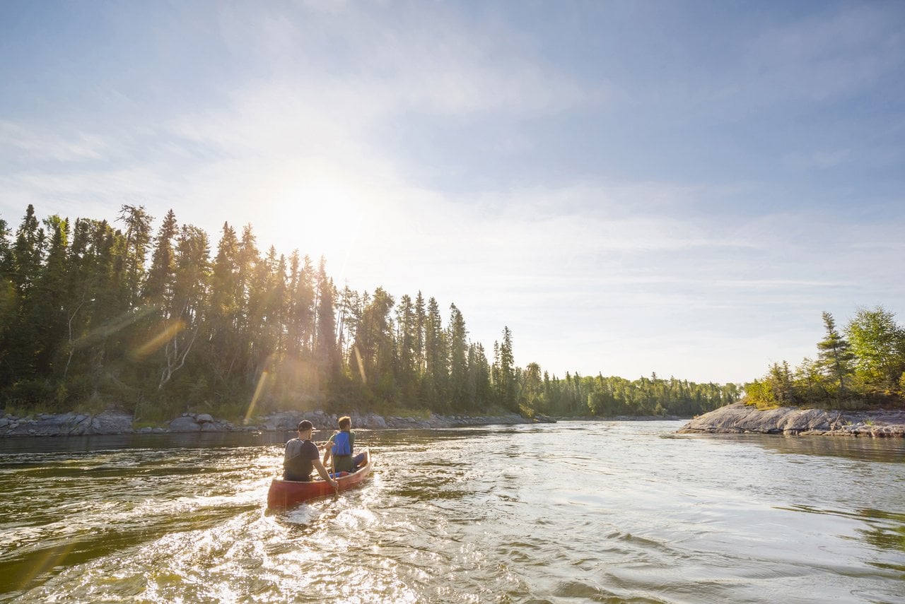 Kanutour an einem sonnigen Tag auf dem Churchill River