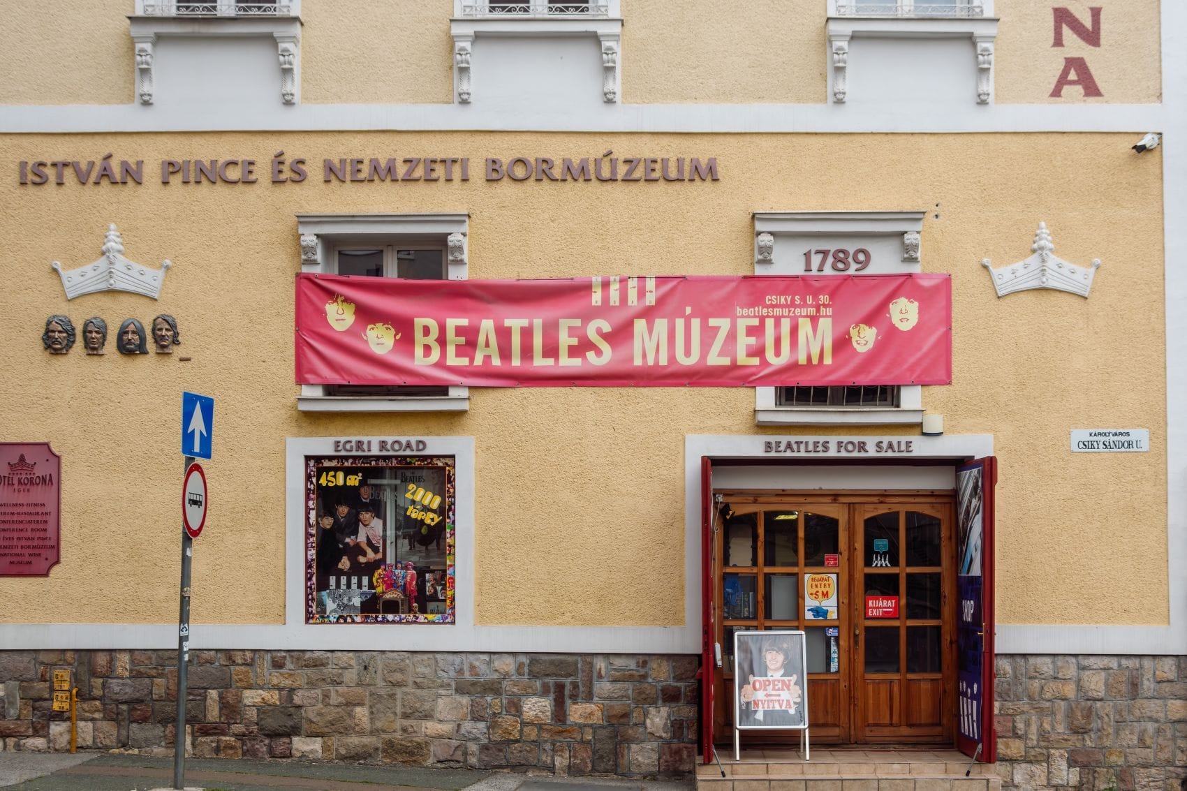 Fassade des Egri Road Beatles Museum in Ungarn