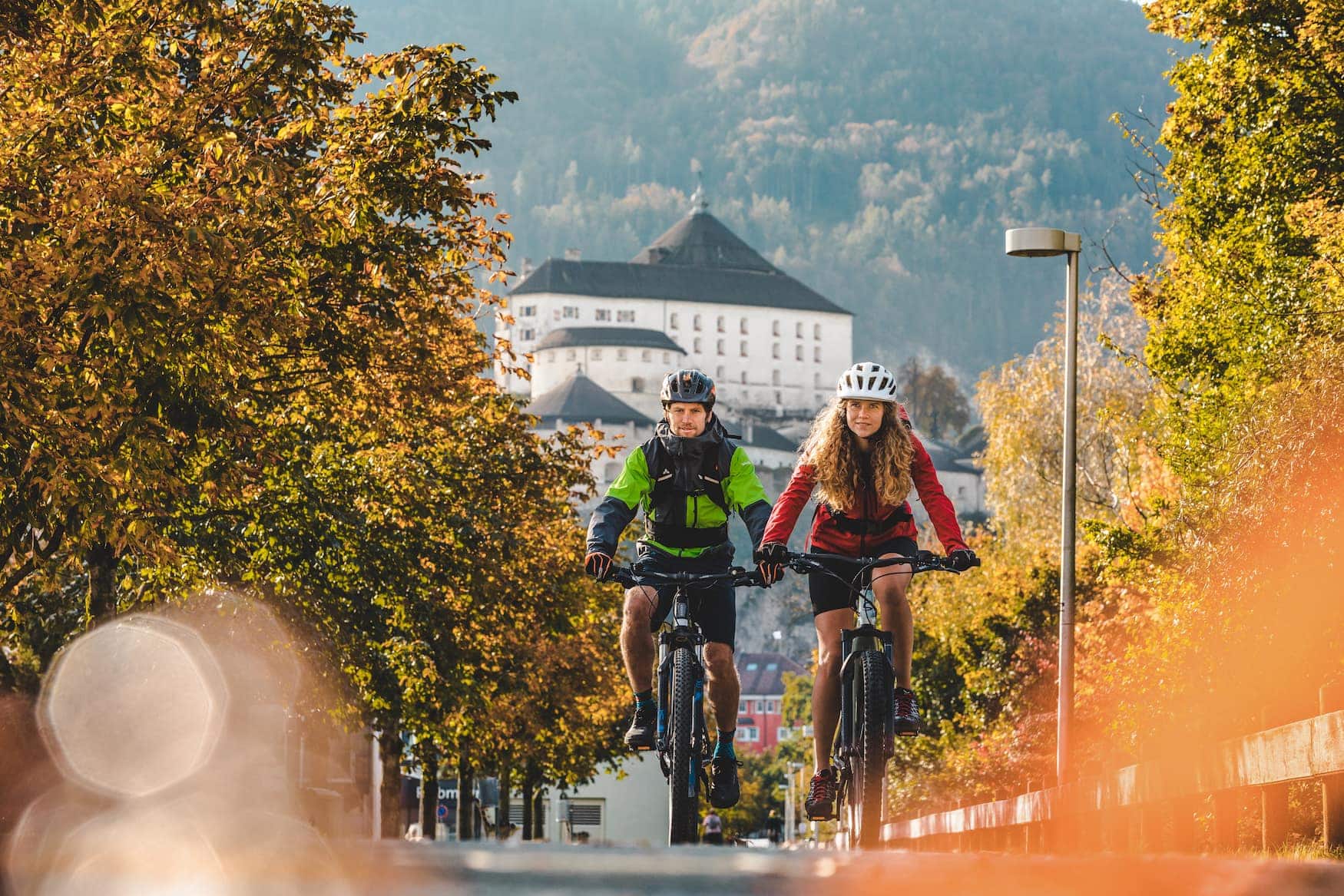 Fahrradfahrer vor mittelalterlichen Kulisse in Kufstein