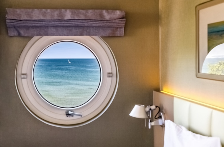Schöner Aufwachen: Ostseeblick durch ein Bullauge im Hotel am Meer. | TMV/Tiemann