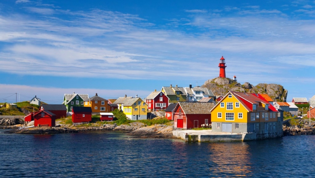 Blick auf Häuser auf der Insel Ona in Norwegen
