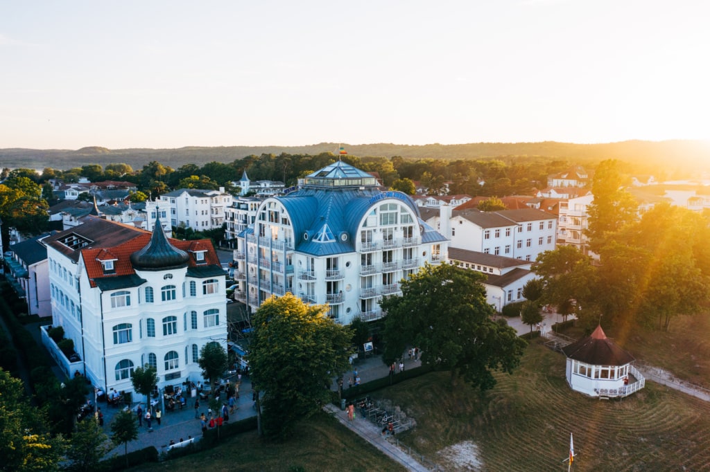 Wellness, Restaurant, elegantes Wohnen - alles unter einem Dach im Hotel am Meer. | TMV/Friedrich