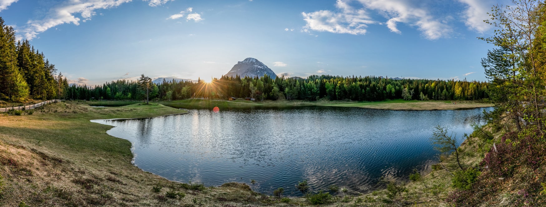Lottensee in den österreichischen Alpen während eines schönen Sommertages