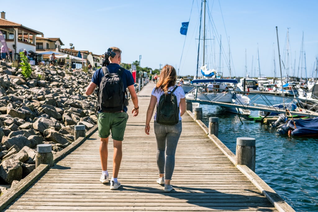 Los geht’s: Mit geschultertem Stativ startet Maik Gutmann zur Motivsuche an der Ostseeküste. | TMV/Tiemann