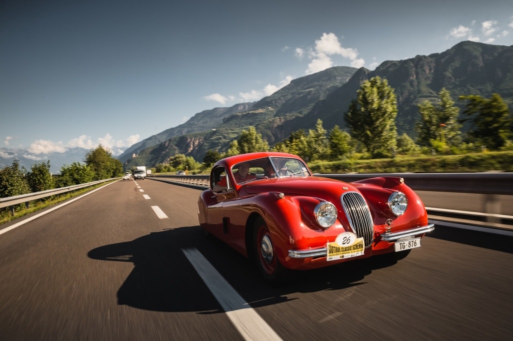 Alle Farben und Formen von Oldtimern sind bei dieser Rallye in Südtirol vertreten!