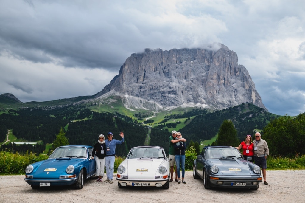 Sichtlich stolz präsentieren die Fahrer ihre Oldtimer für die Rallye.