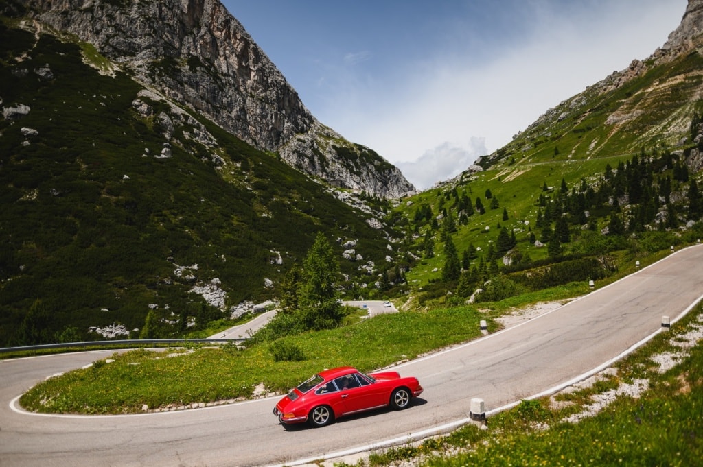 Mit Mühe kämpft sich der Oldtimer den Berg hinauf.