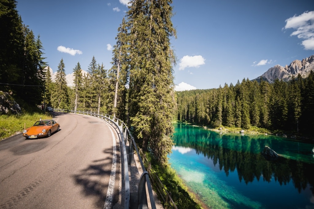 Die Szenerie des Südtirol Classic Schenna Oldtimer-Rennens könnten schöner nicht sein. 