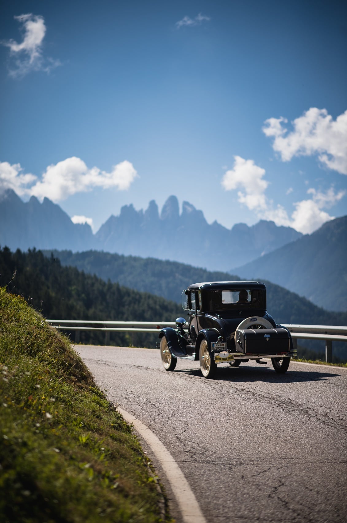 Bei der Südtirol Classic Schenna führt eine Etappe durch die Dolomiten mit ihren berühmten drei Zinnen im Hintergrund. 