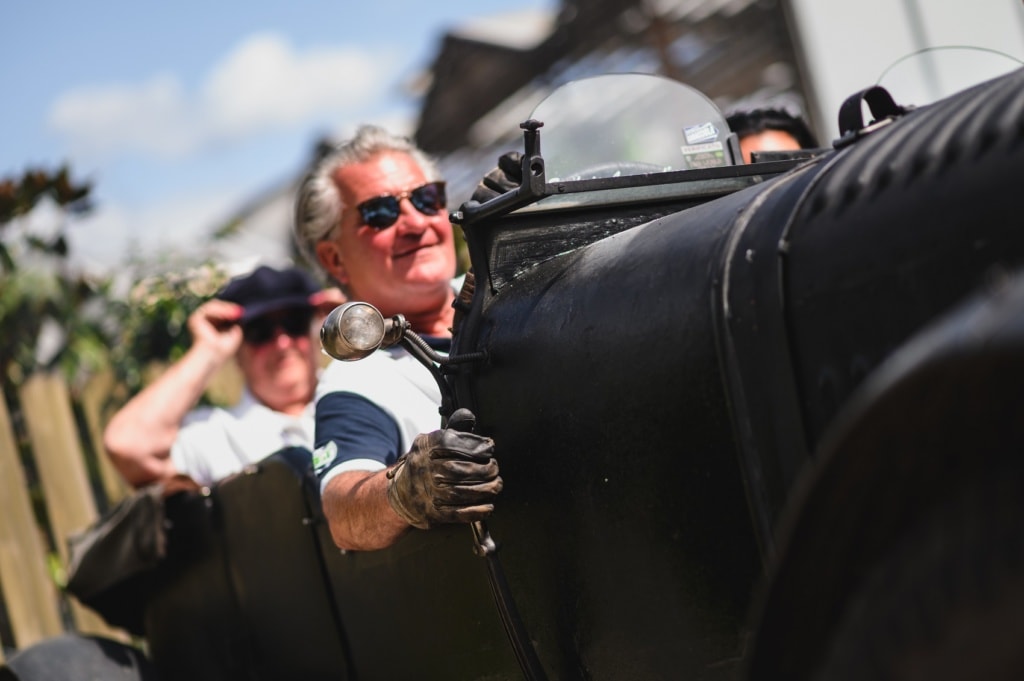 Die Oldtimer-Fahrer haben sichtlichen Fahrspass. 