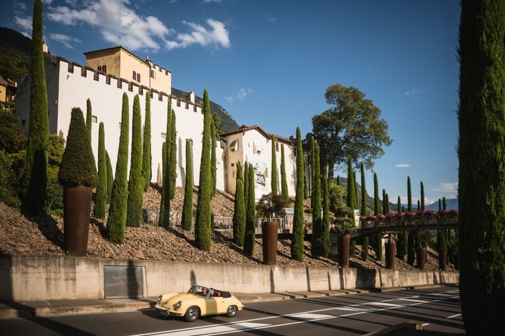 Bei einer Etappe der Oldtimer-Rallye kommt man an schmucken italienischen Orten vorbei.