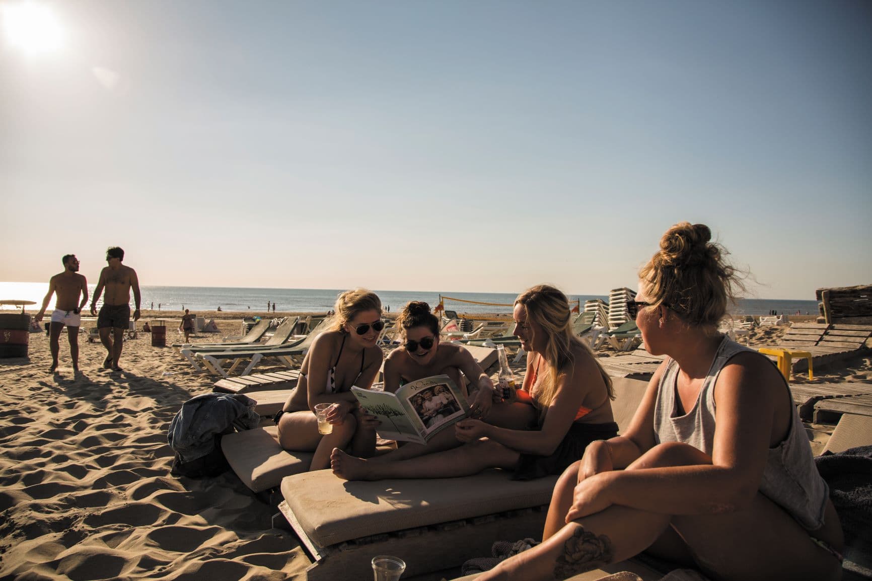 Junge Leute am Strand in Zandvoort