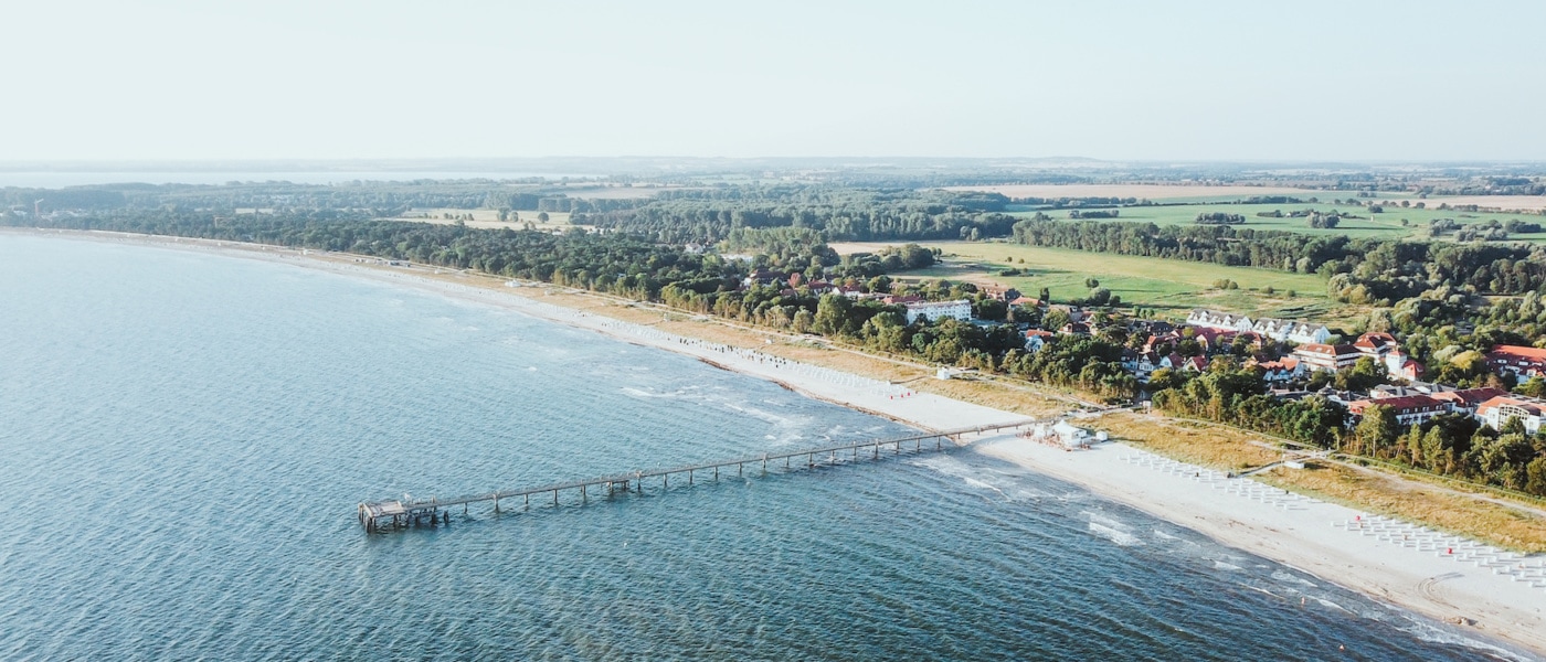 Schön auch aus der Luft: Der lange Sandstrand von Boltenhagen.