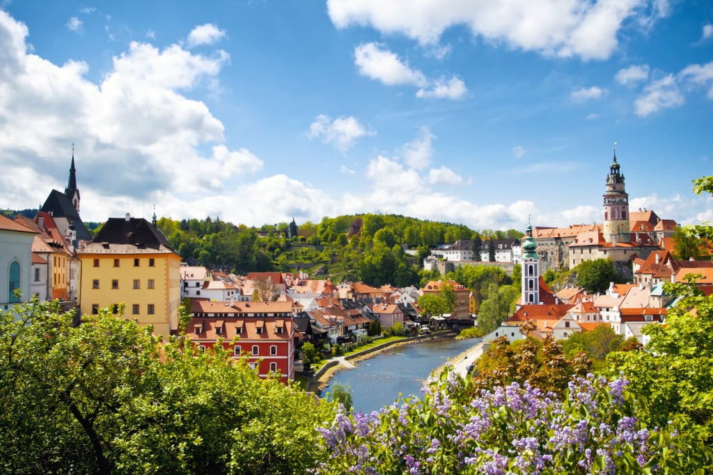 Gärten in Tschechien blühen so schön im Frühling, wie hier am Cesky Krumlov