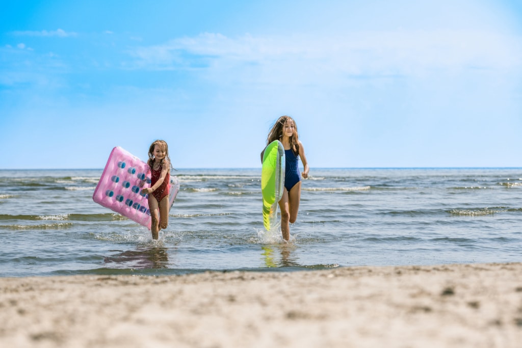 Ostsee mit Luftmatratzen: Josi und Luna am Strand von Trassenheide
. | TMV/Tiemann