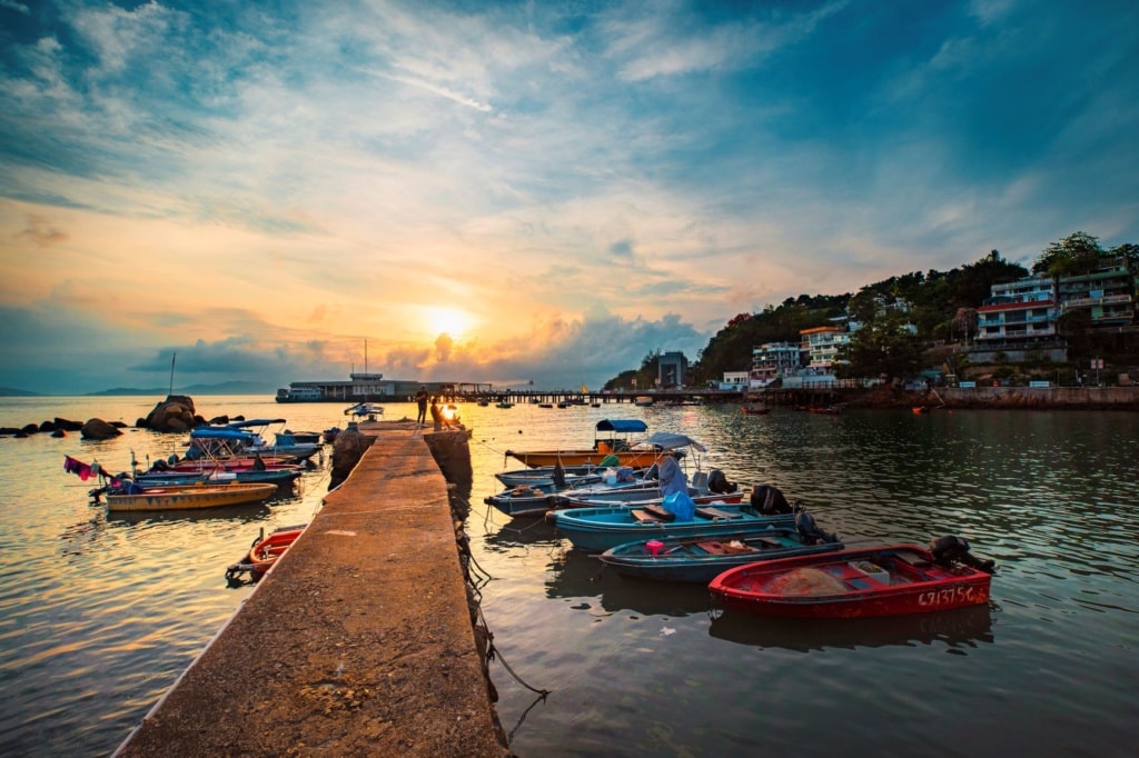Idyllischer Steg mit Booten auf Lamma Island 