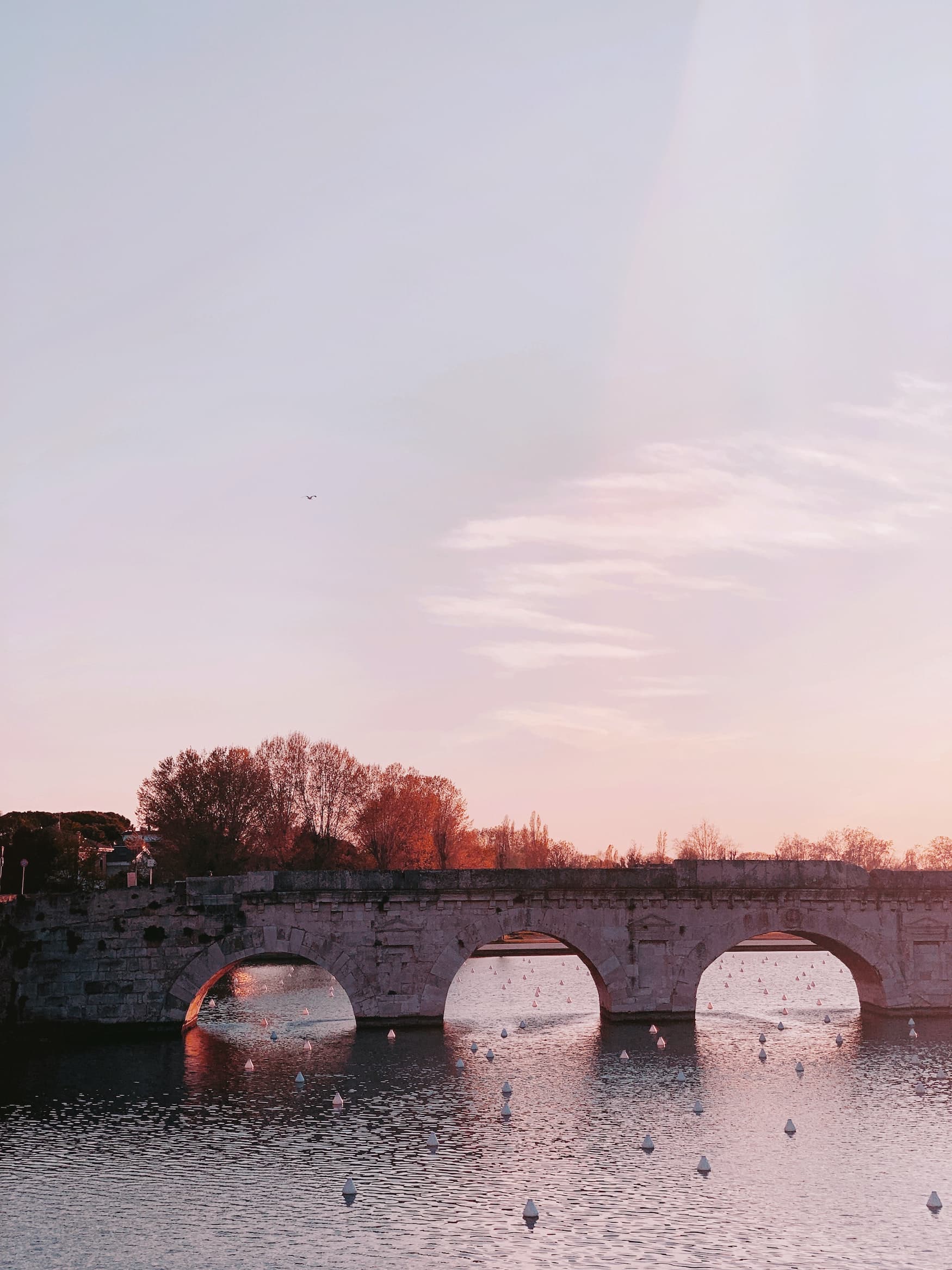Tiberiusbrücke in Rimini bei Sonnenuntergang
