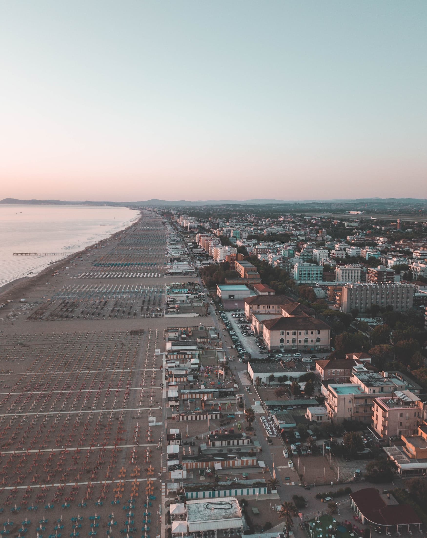 Sonnenuntergang über dem Strand von Rimini, fotografiert aus der Vogelperspektive