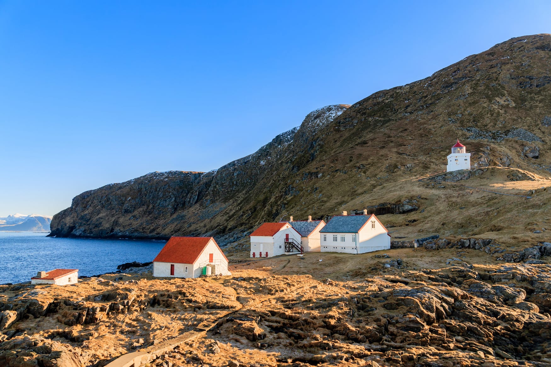 Leuchtturm auf der Vogelinsel Runde in Norwegen