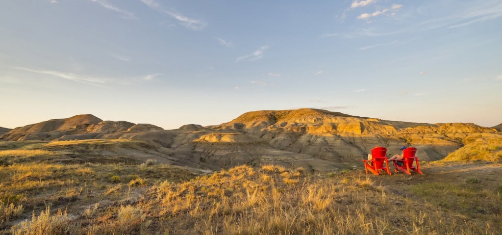 Zwei rote Stühle stehen in Landschaften von Saskatchewan in Kanada