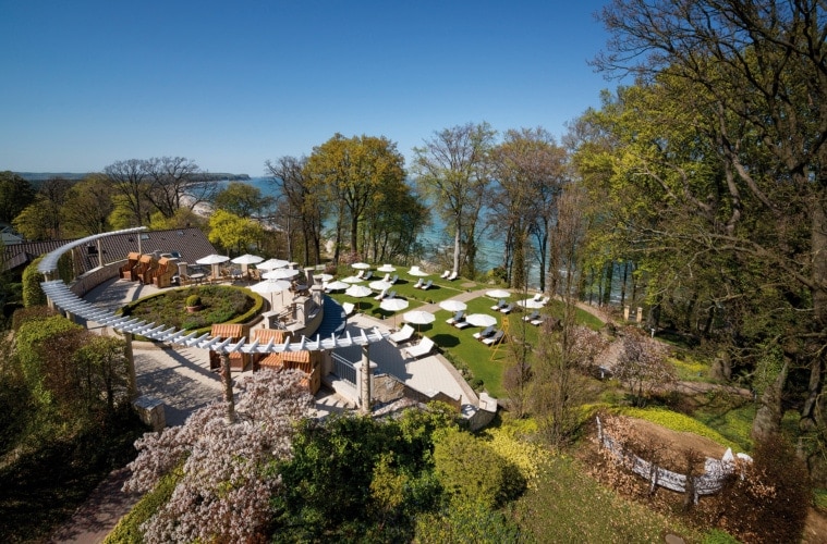 Terrasse und Liegewiese im Travel Charme Hotel Nordperd und Villen Göhren