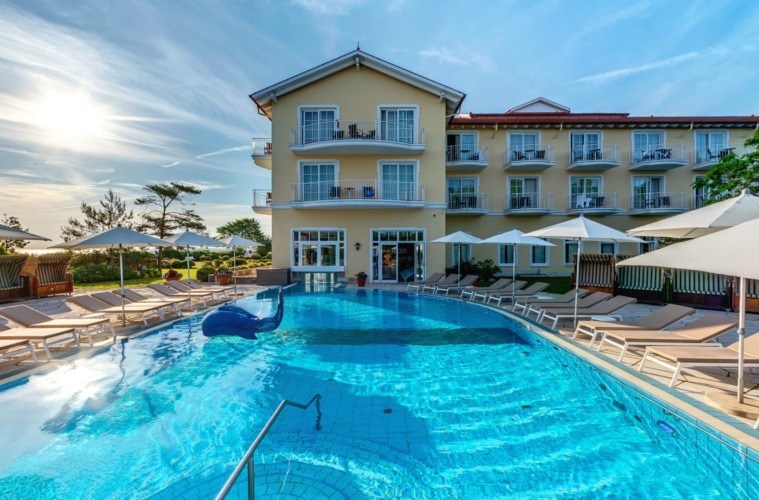 Außenpool mit Poolbar im Ostseehotel Kühlungsborn