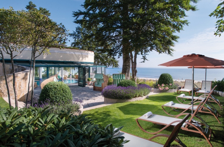 Liegewiese im Garten des Travel Charme Strandhotel Bansin