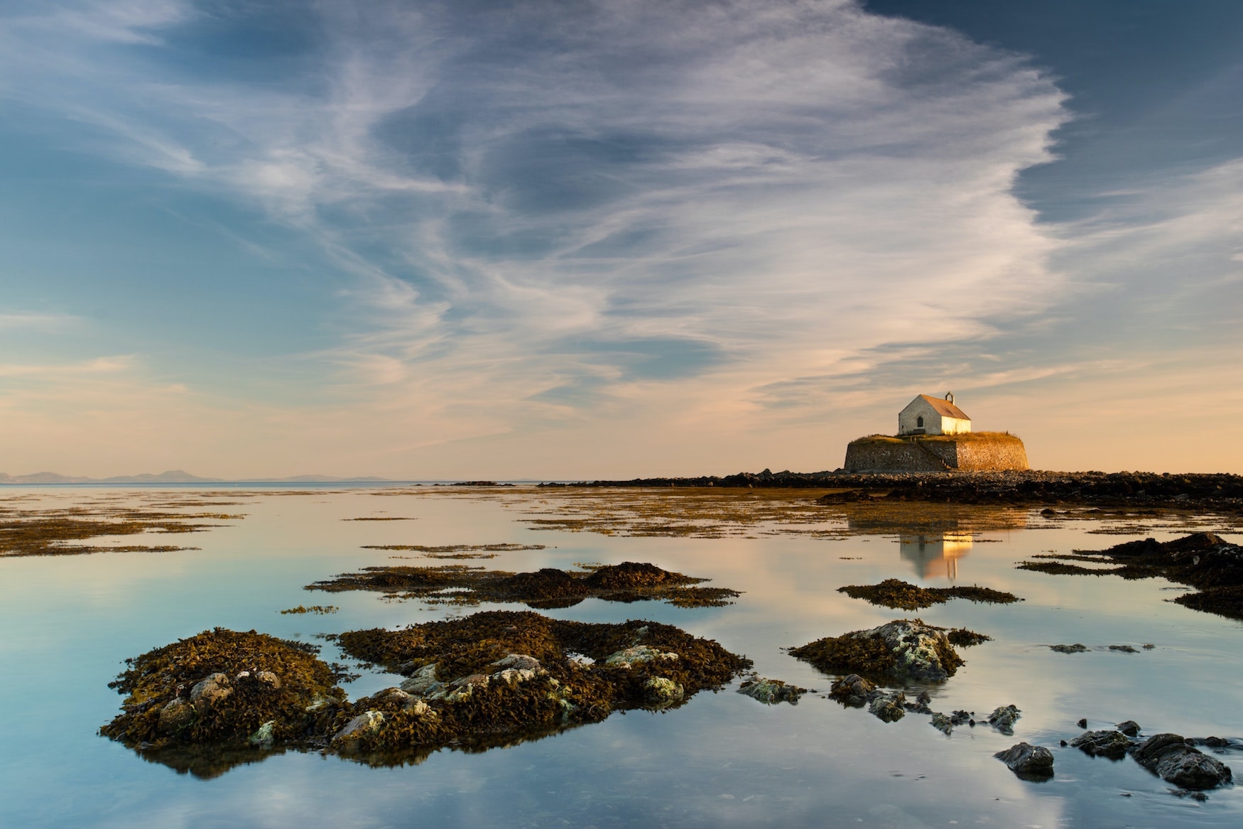 Kapelle mitten im Meer auf Anglesey