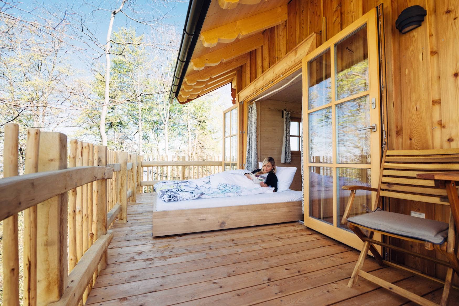 Schlafen unter freiem Himmel im Baumhaus Samerberg
