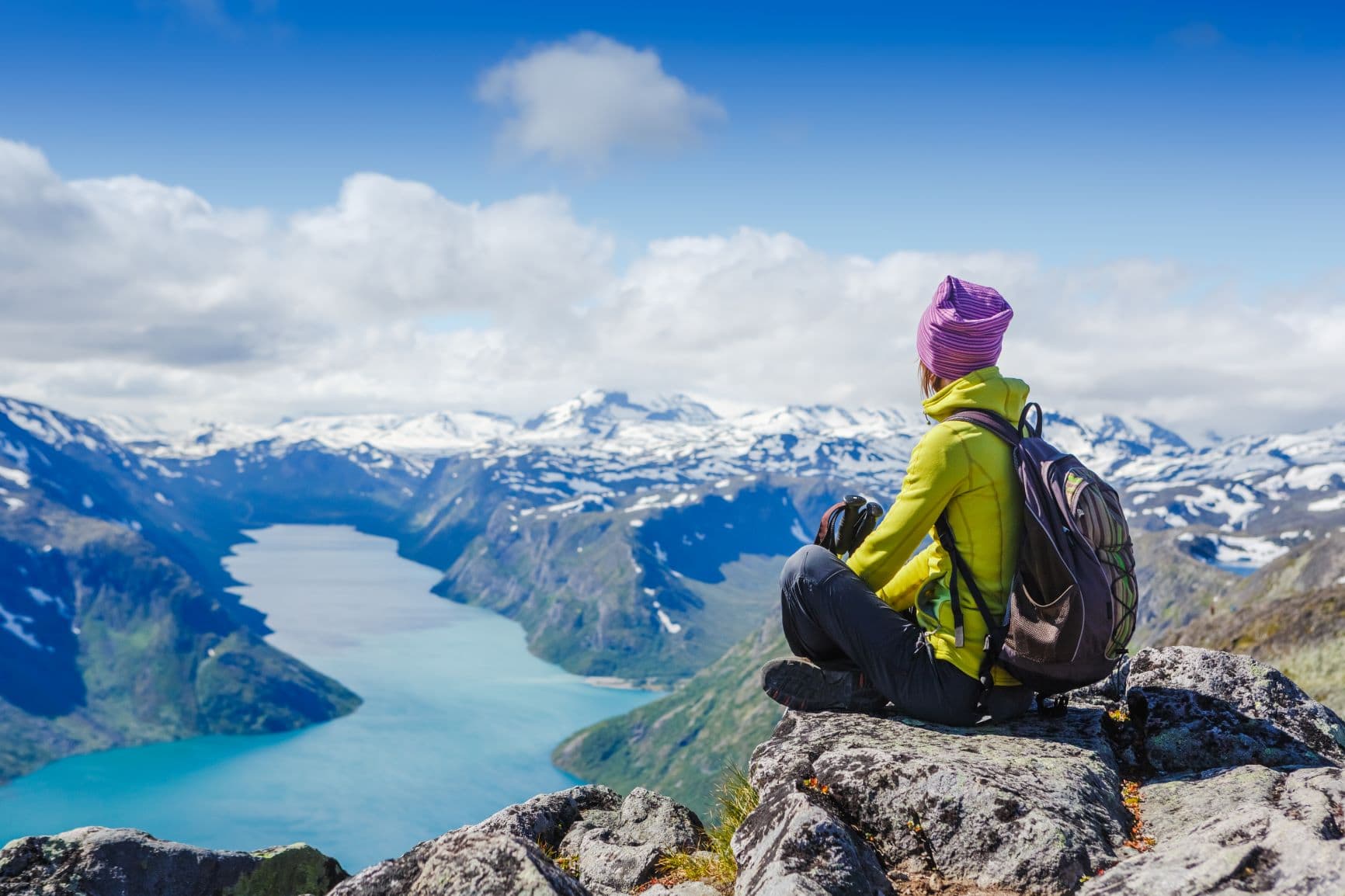 Frau auf dem Bessegen-Ridge in Norwegen 
