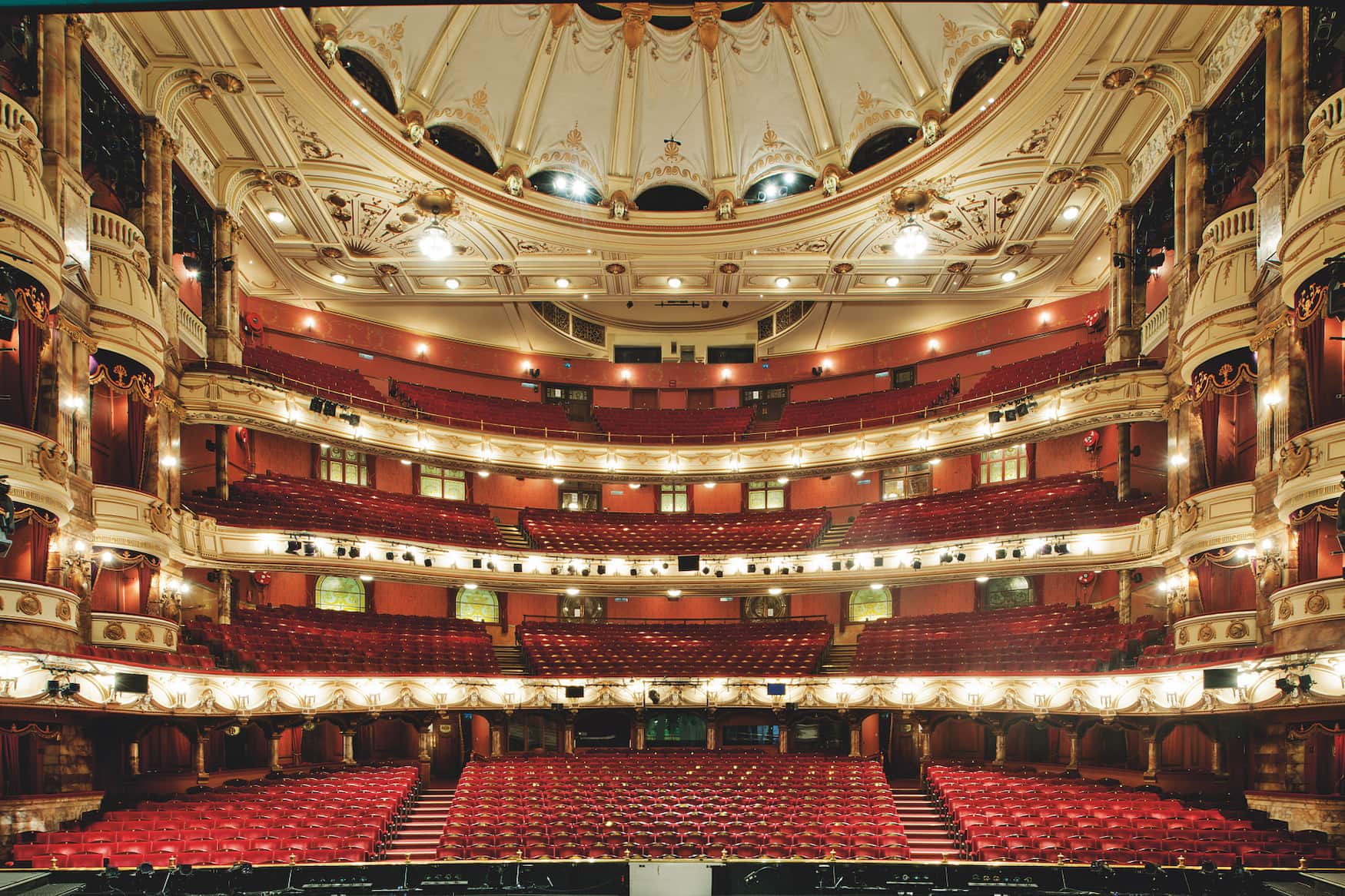 Saal im Coliseum in London mit viel rotem Samt und Gold