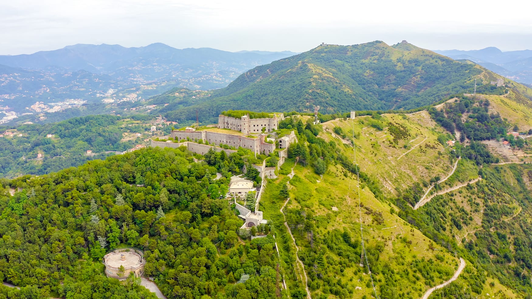 In Genua genießt man auf diversen Aussichtspunkten wie etwa an der Forte Sperona tolle Ausblicke auf das umliegende Tal