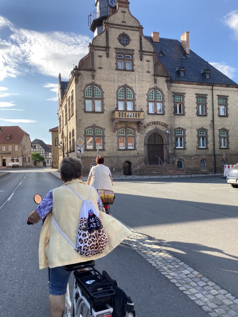 Frau Uhlig flitzt unserer Redakteurin auf dem Unstrut-Radweg davon.