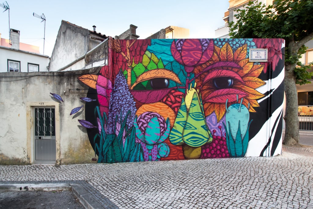 Bunte Straßenkunst im Centro de Portugal