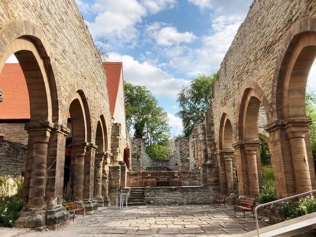 Im Kloster in Memleben kommen Radfahrer in einem echten Kloster unter.