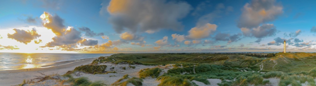 Meer, Dünen und Leuchtturm in Lyngvig, Dänemark