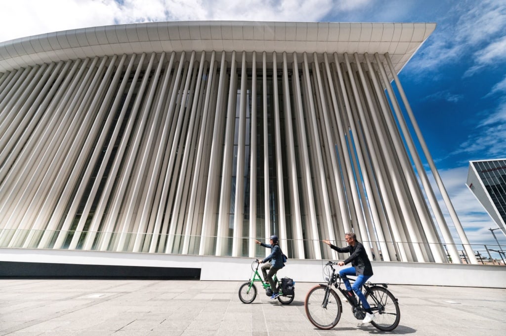 Radfahrer vor der Philharmonie Kirchberg in Luxemburg